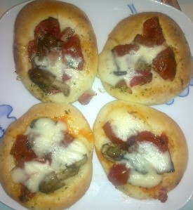 Pizzette "fantasia" pomodorini-funghetti e scamorza